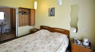 Гостевой дом Вилла Александрия Алушта Двухместный номер с 2 отдельными кроватями и видом на море-2